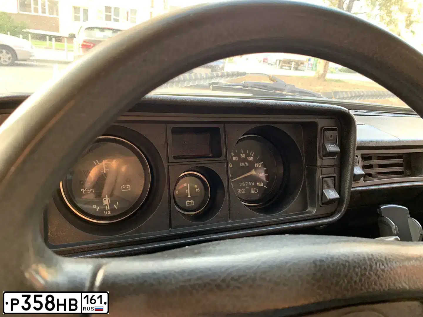 Фото автомобиля LADA 2105, 2002 — госномер Р358НВ161. Цвет: ЯРКО-БЕЛЫЙ