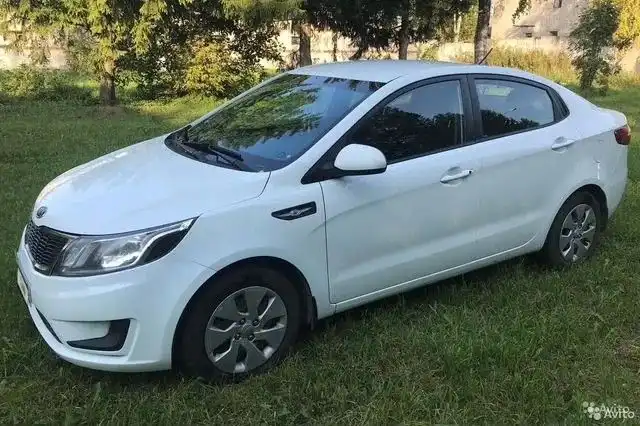 Фото автомобиля KIA RIO, 2012 — госномер Е431АА35. Цвет: Белый