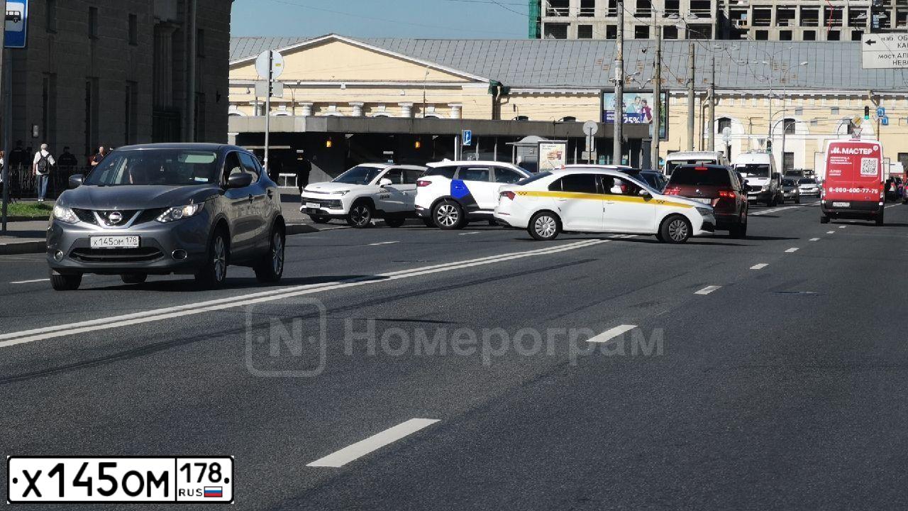 Фото автомобиля NISSAN QASHQAI, 2017 — госномер Х145ОМ178. Цвет: Серый
