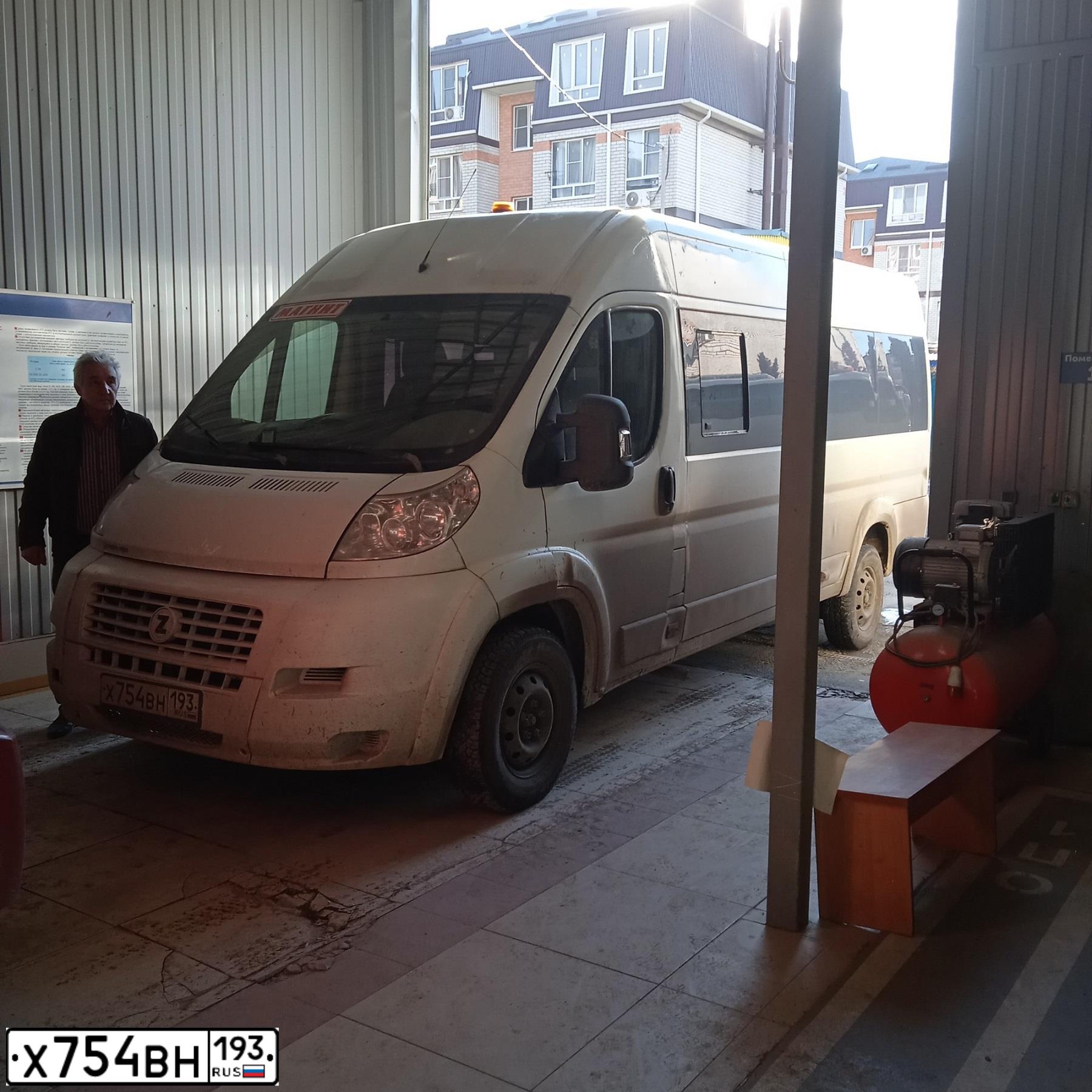 Фото автомобиля PEUGEOT BOXER, 2009 — госномер Х754ВН193. Цвет: Белый
