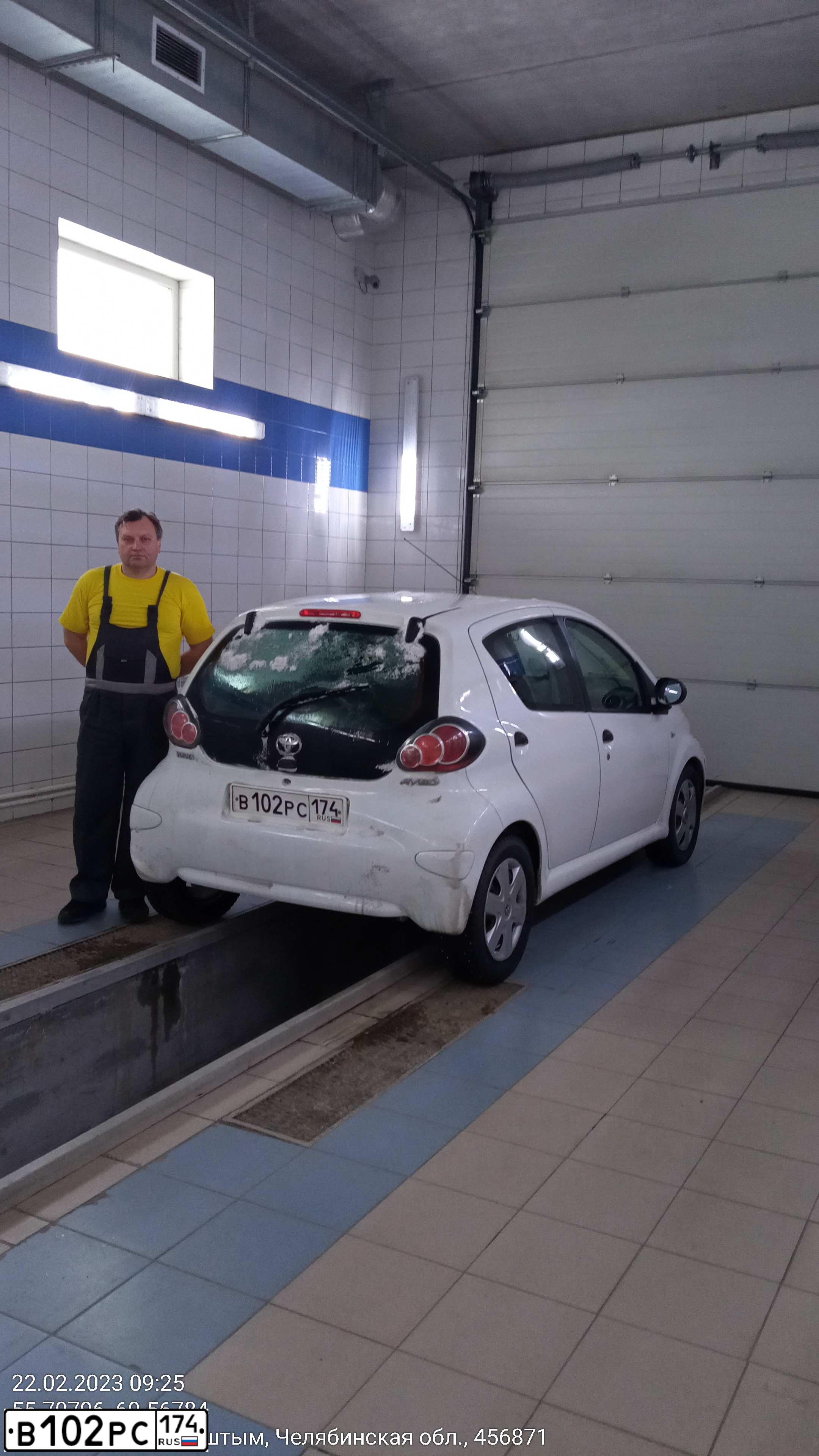 Фото автомобиля TOYOTA AYGO, 2009 — госномер Р106ОА45. Цвет: Белый