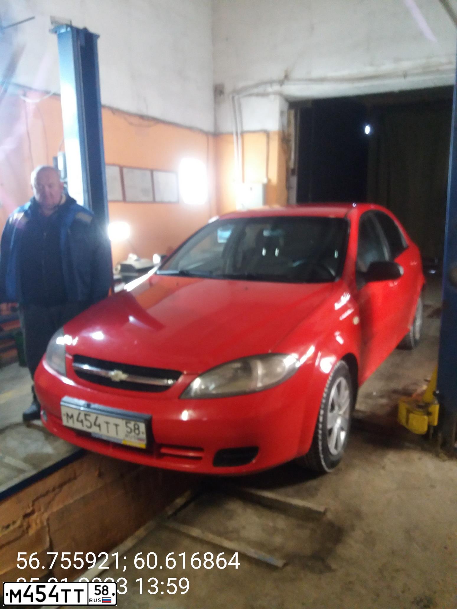 Фото автомобиля CHEVROLET LACETTI, 2006 — госномер С766КУ196. Цвет: Красный