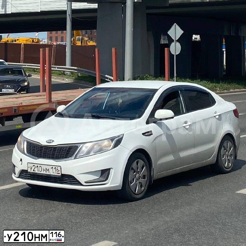 Фото автомобиля KIA RIO, 2014 — госномер У210НМ116. Цвет: БЕЛЫЙ