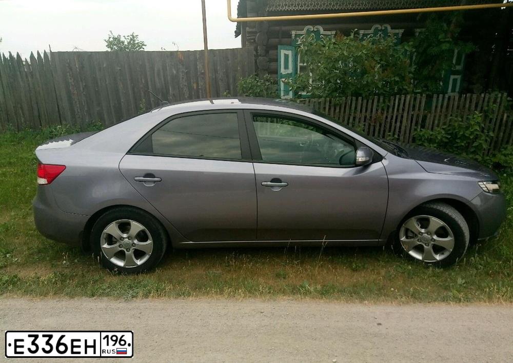 Фото автомобиля KIA CERATO, 2009 — госномер О077ОЕ96. Цвет: СВЕТЛО-СЕРЫЙ