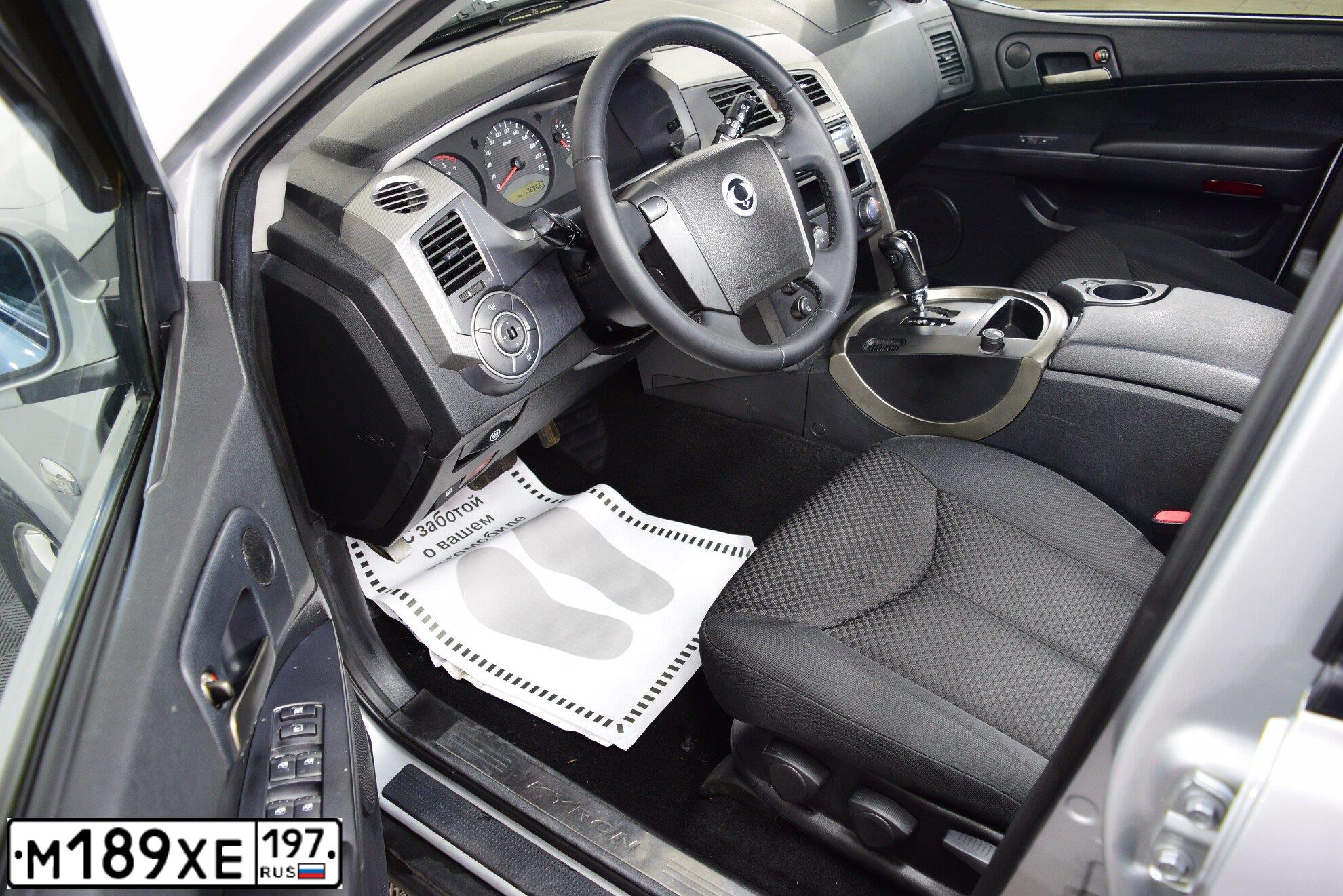 Фото автомобиля SSANGYONG KYRON, 2012 — госномер В690УМ69. Цвет: Серебристый
