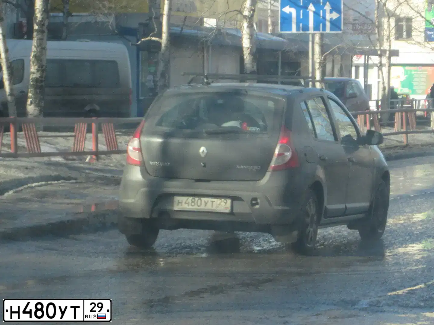 Фото автомобиля RENAULT SANDERO, 2010 — госномер Н480УТ29. Цвет: ТЕМНО-СЕРЫЙ