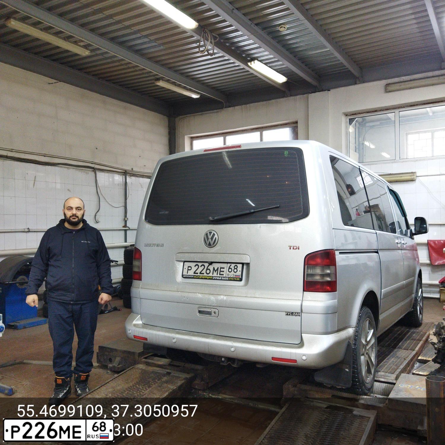 Фото автомобиля VOLKSWAGEN MULTIVAN, 2006 — госномер С773УТ790. Цвет: БЕЛЫЙ(СЕРЕБРИСТЫЙ