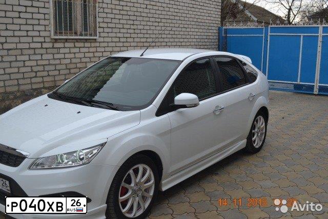 Фото автомобиля FORD FOCUS, 2011 — госномер Р040ХВ26. Цвет: БЕЛЫЙ