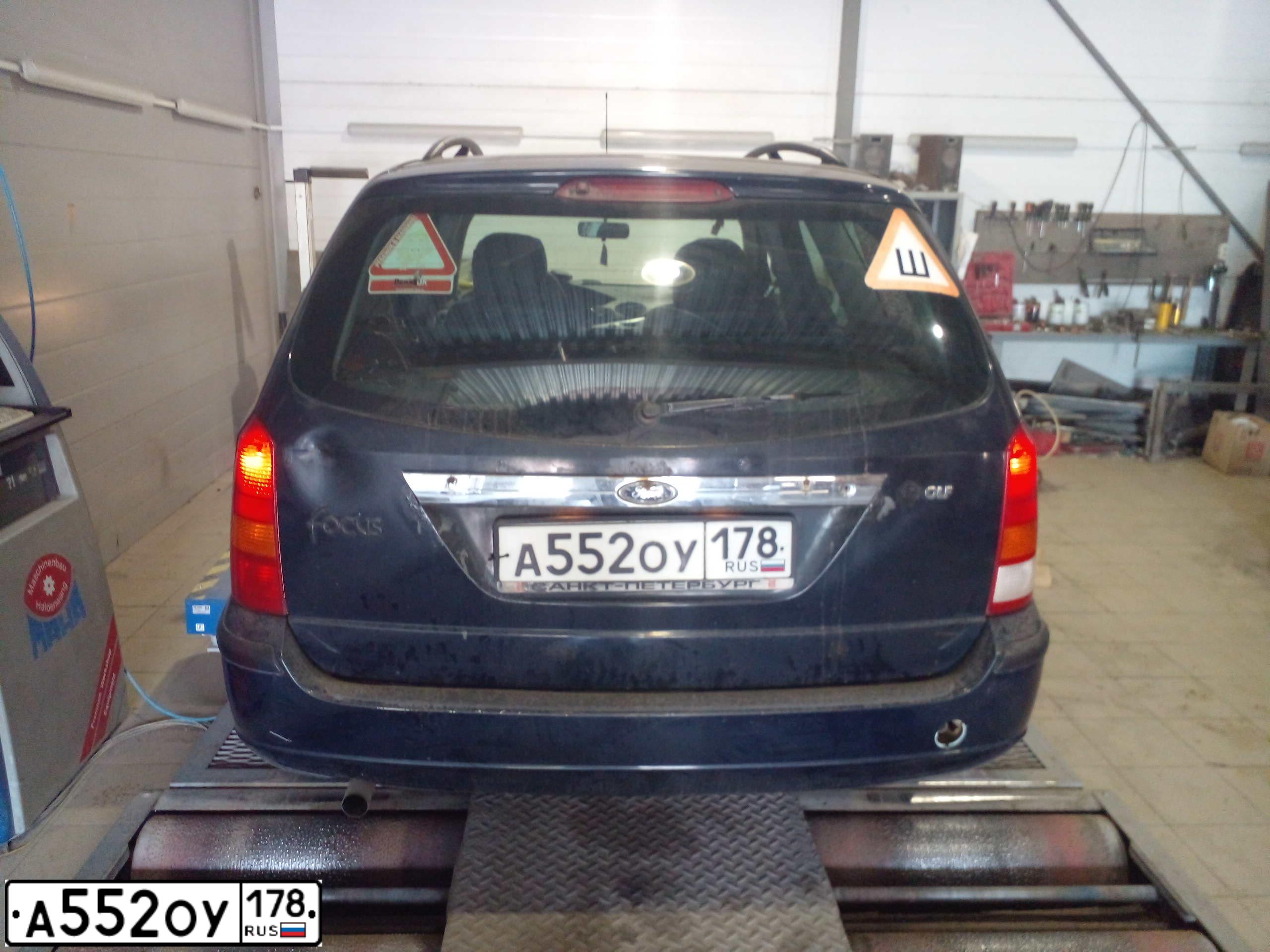 Фото автомобиля FORD FOCUS, 2004 — госномер А552ОУ178. Цвет: ТЕМНО-СИНИЙ