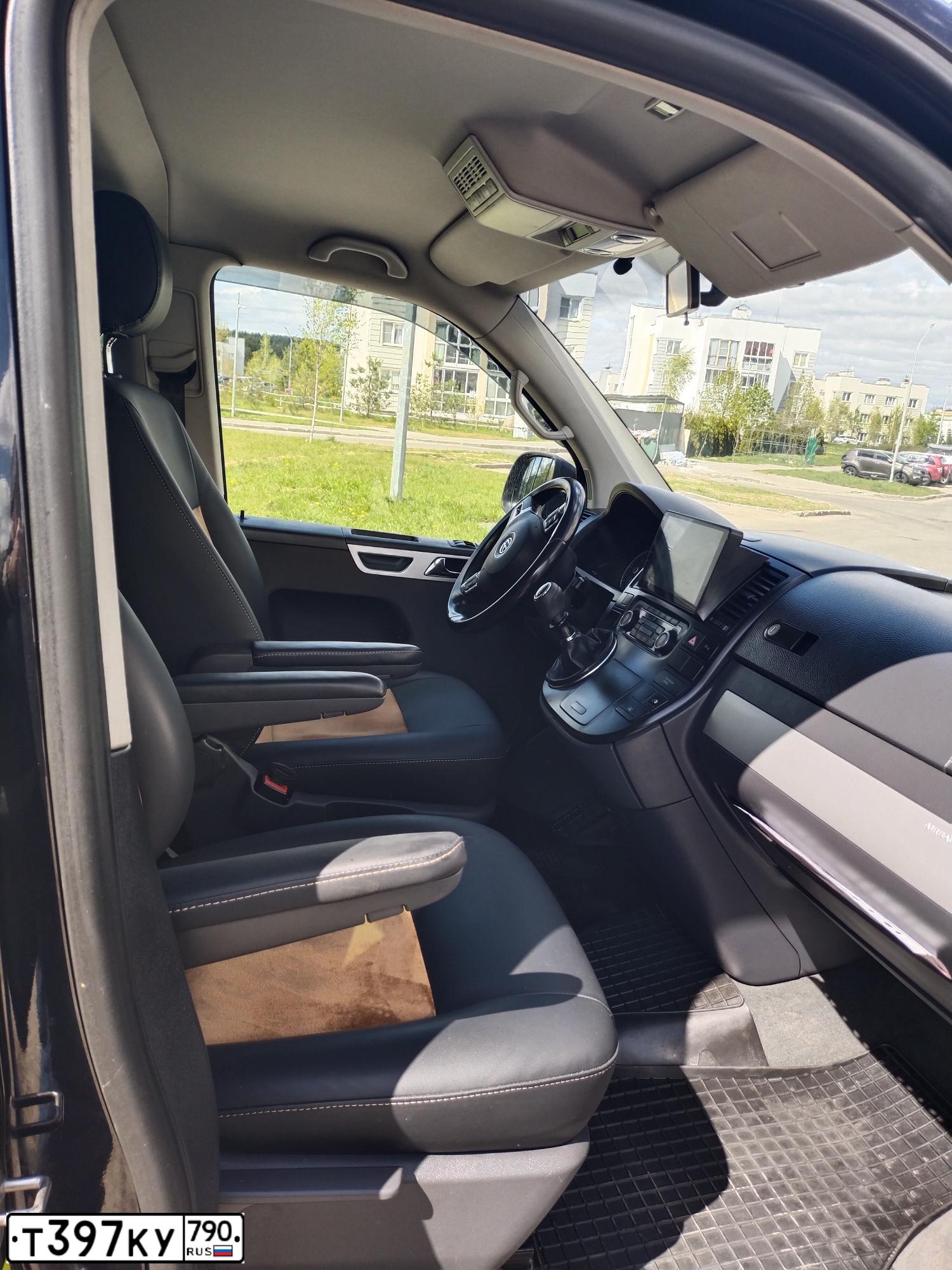 Фото автомобиля VOLKSWAGEN MULTIVAN, 2015 — госномер Т397КУ790. Цвет: ЧЕРНЫЙ