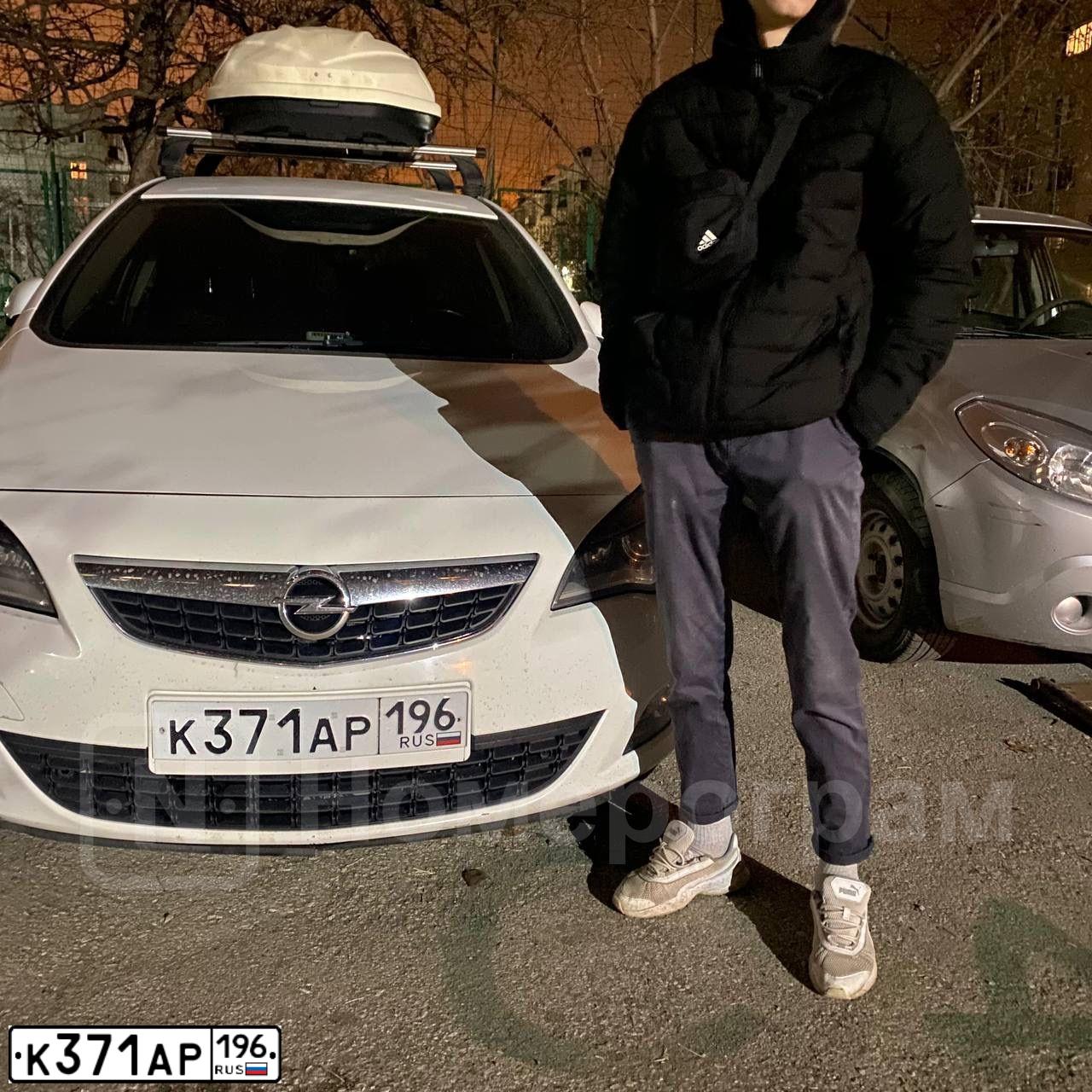Фото автомобиля OPEL ASTRA, 2011 — госномер К371АР196. Цвет: Белый
