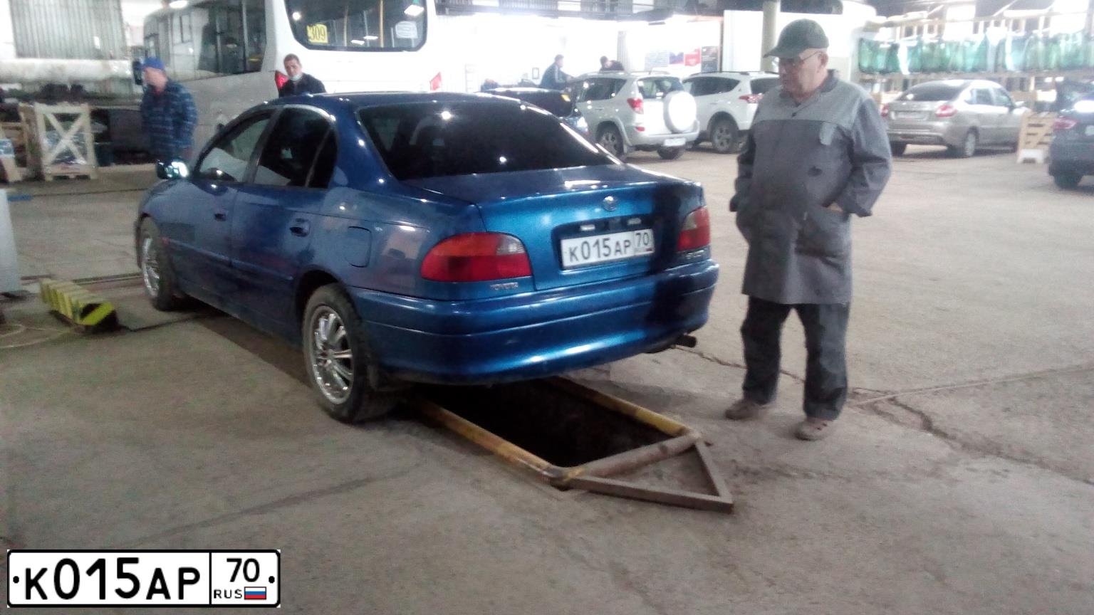 Фото автомобиля TOYOTA AVENSIS, 1998 — госномер В484ЕР142. Цвет: синий