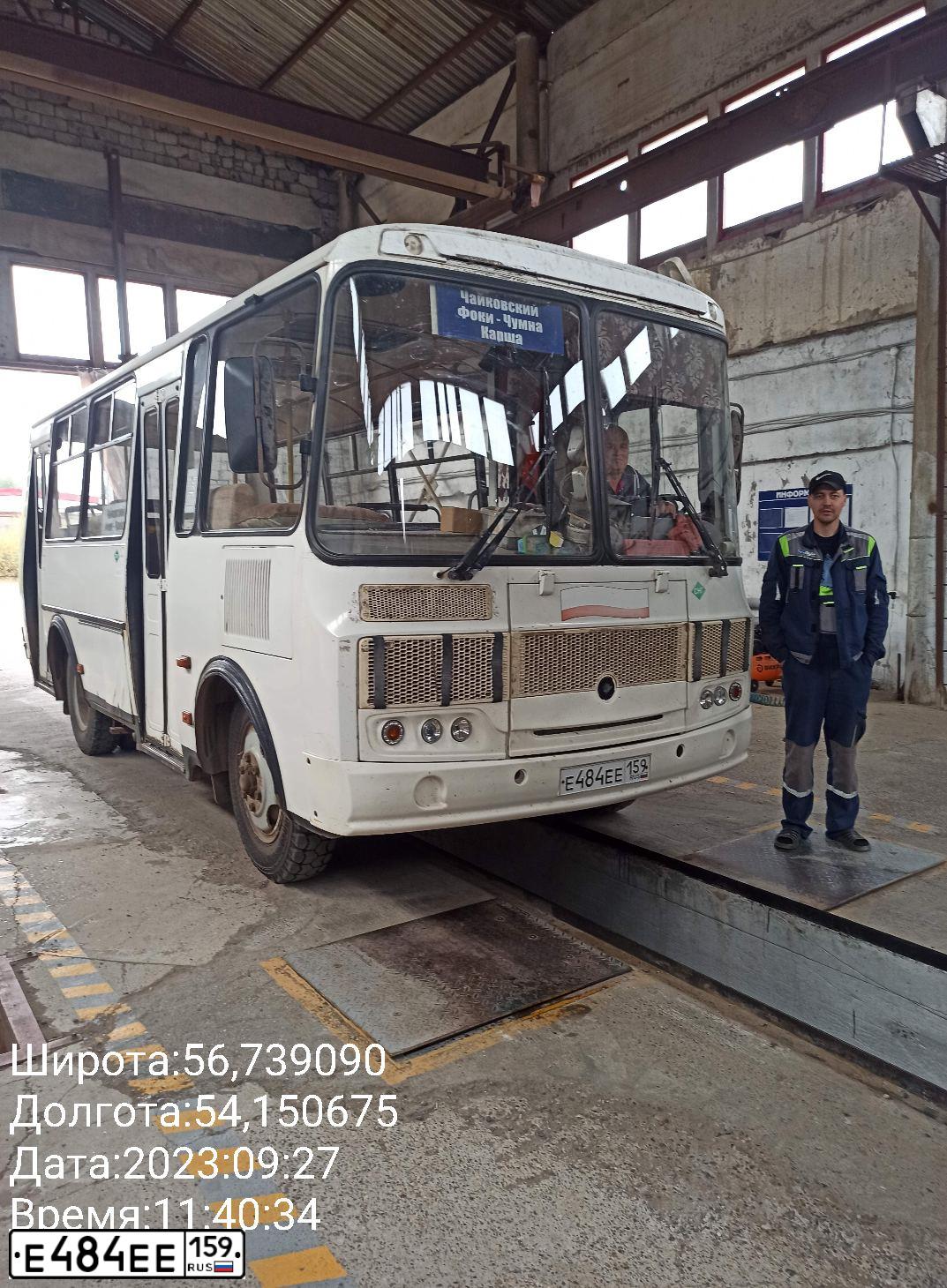 Фото автомобиля PAZ 3205, 2007 — госномер Е484ЕЕ159. Цвет: Бело-синий
