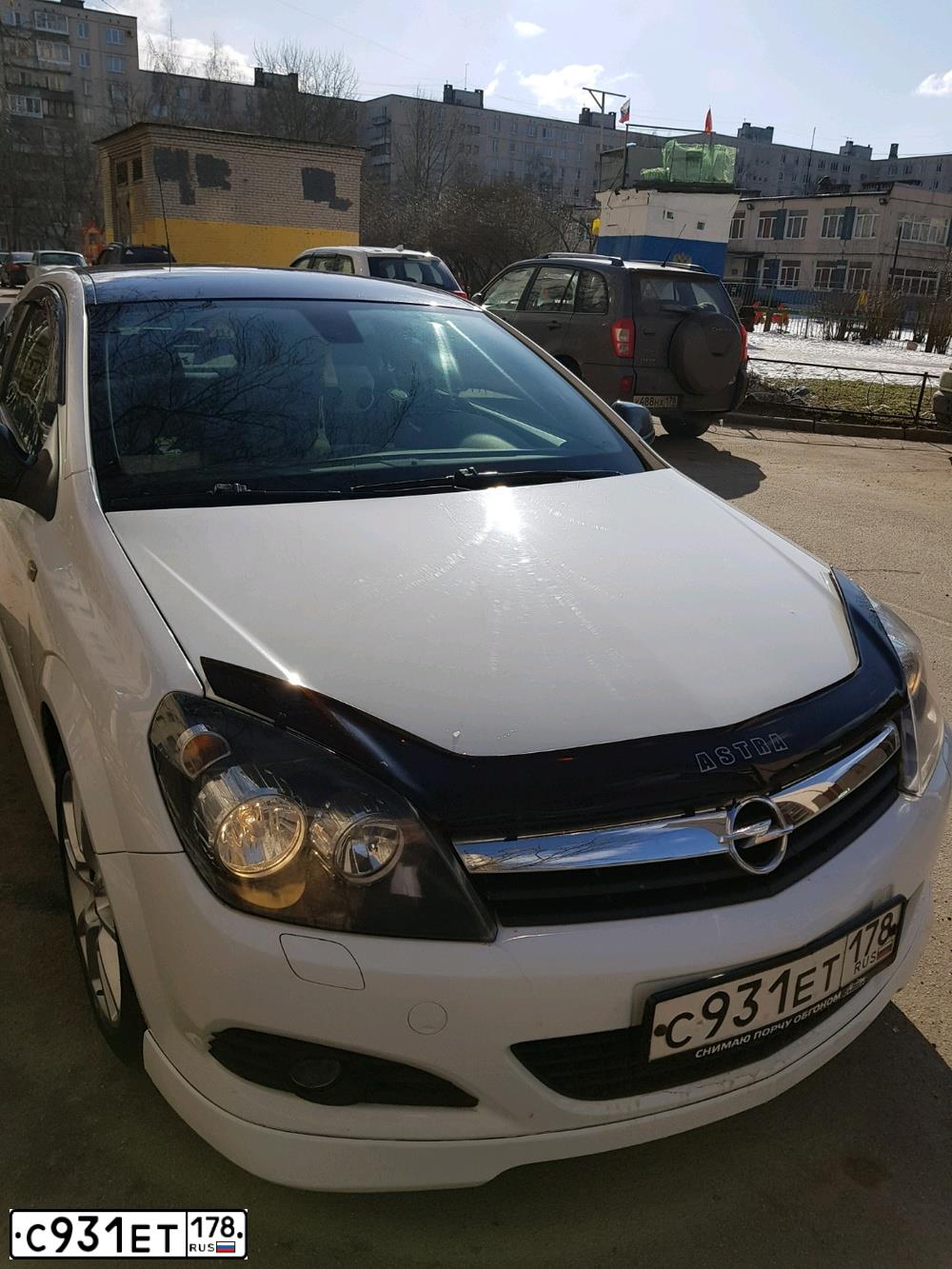 Фото автомобиля OPEL ASTRA, 2010 — госномер С931ЕТ178. Цвет: БЕЛЫЙ