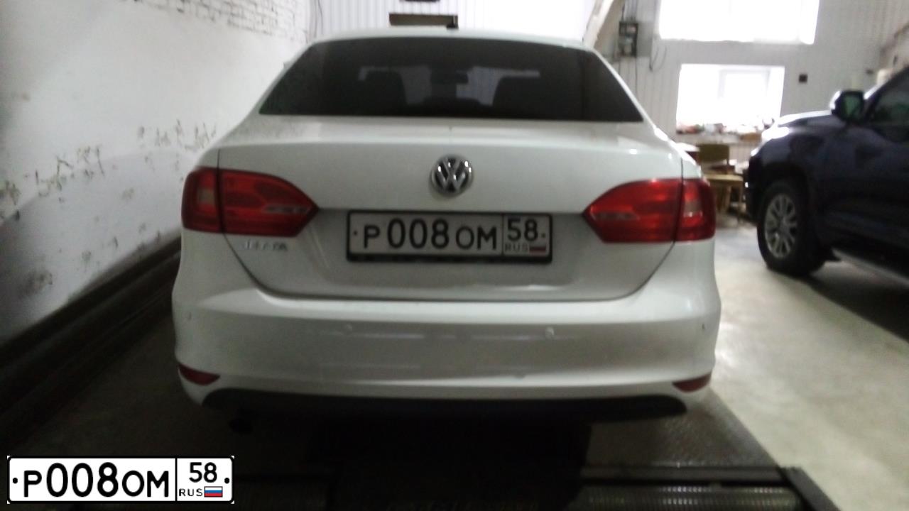Фото автомобиля VOLKSWAGEN JETTA, 2014 — госномер Р008ОМ58. Цвет: Белый