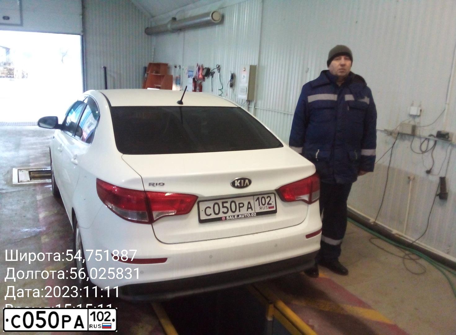 Фото автомобиля KIA RIO, 2015 — госномер В400ОМ702. Цвет: Белый