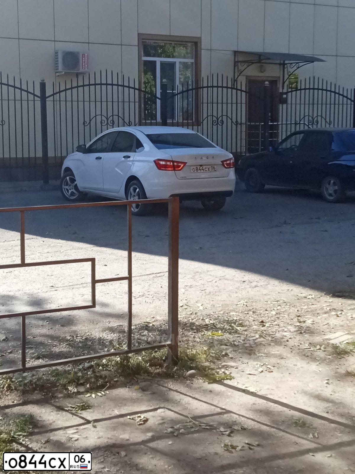 Фото автомобиля LADA VESTA, 2018 — госномер О844СХ06. Цвет: Белый