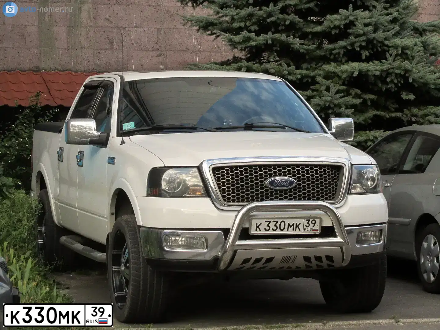 Фото автомобиля FORD F-SERIE, 2004 — госномер К330МК39. Цвет: Белый