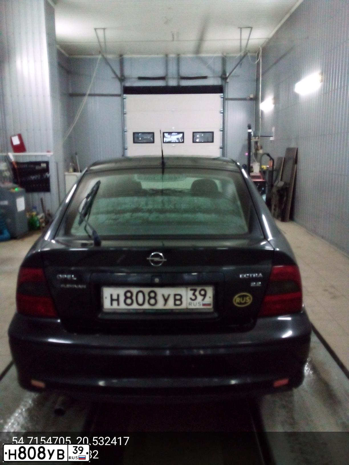 Фото автомобиля OPEL VECTRA, 2001 — госномер Н808УВ39. Цвет: ЧЕРНЫЙ