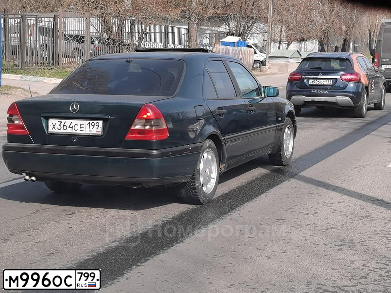 Фото автомобиля MERCEDES GLA-KLASSE, 2019 — госномер М526АР977. Цвет: синий
