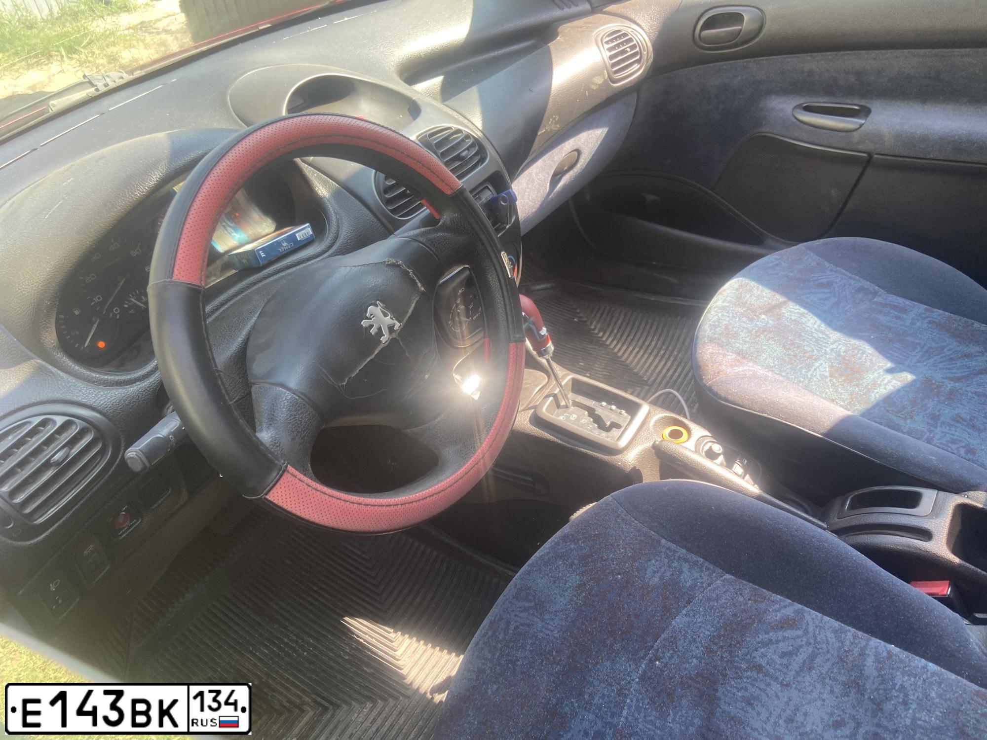 Фото автомобиля PEUGEOT T 206, 2000 — госномер Е143ВК134. Цвет: Красный