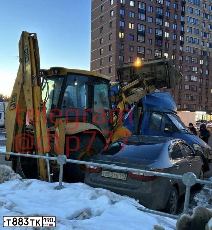 Фото автомобиля KIA RIO, 2012 — госномер Т883ТК190. Цвет: СЕРЫЙ