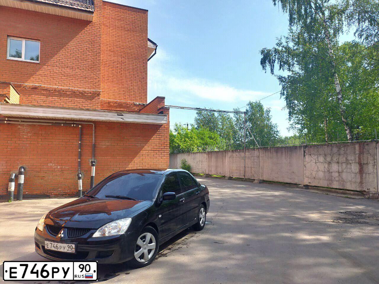 Фото автомобиля MITSUBISHI LANCER, 2004 — госномер Е746РУ90. Цвет: ЧЕРНЫЙ