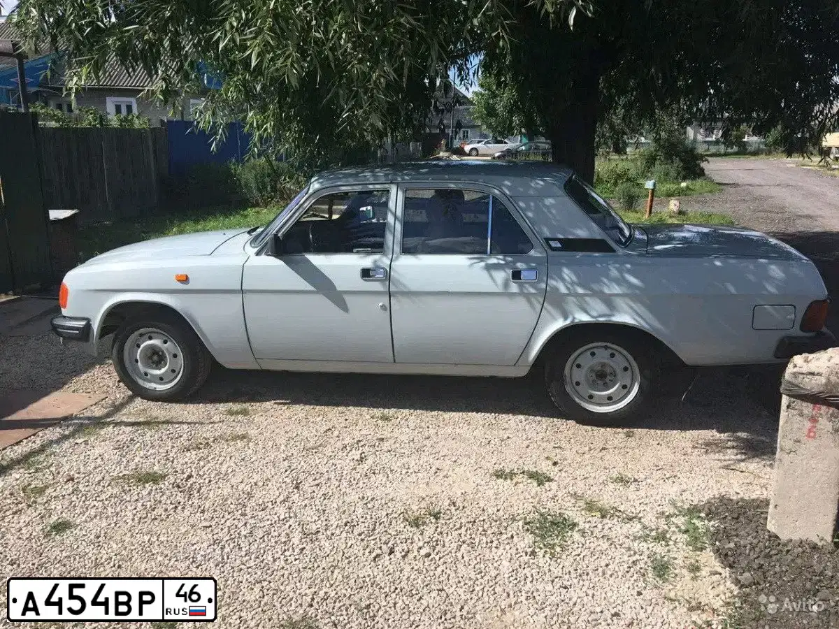 Фото автомобиля GAZ 3102 WOLGA, 1997 — госномер А454ВР46. Цвет: СВЕТЛО-СЕРЫЙ