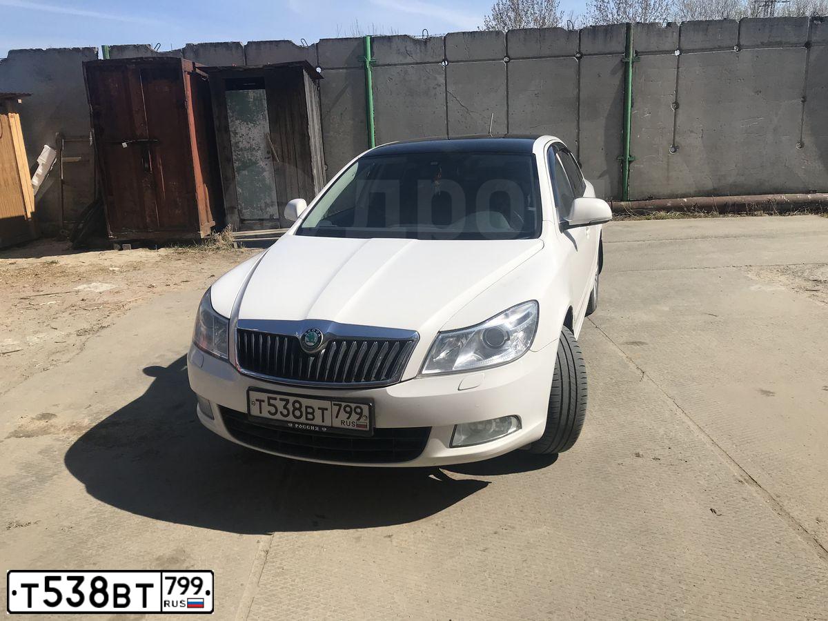 Фото автомобиля SKODA OCTAVIA, 2011 — госномер Е600СЕ186. Цвет: Белый