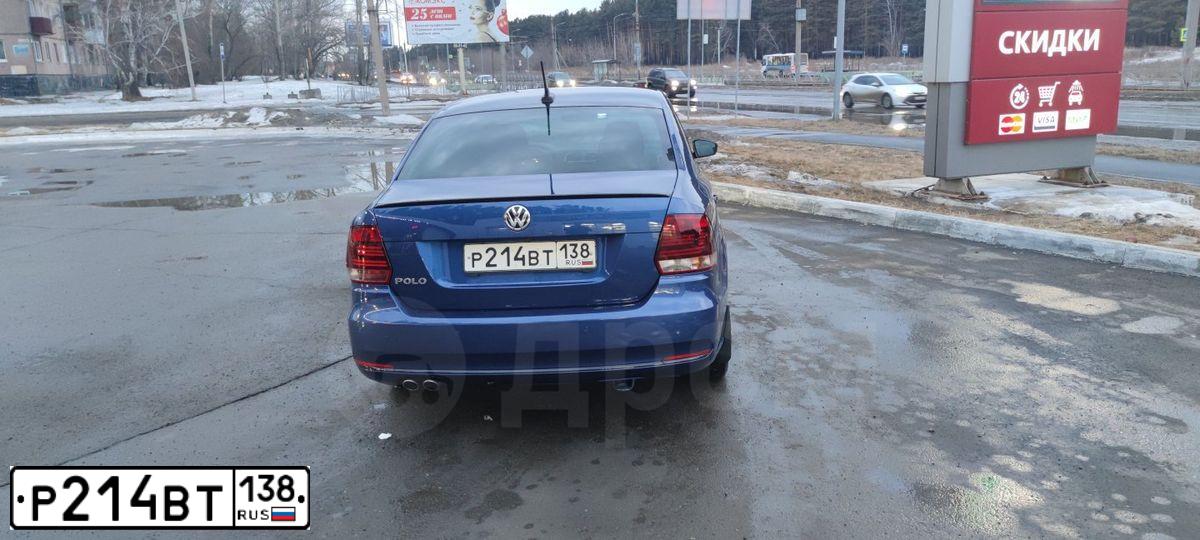 Фото автомобиля VOLKSWAGEN POLO, 2018 — госномер Р214ВТ138. Цвет: ЯРКО-СИНИЙ