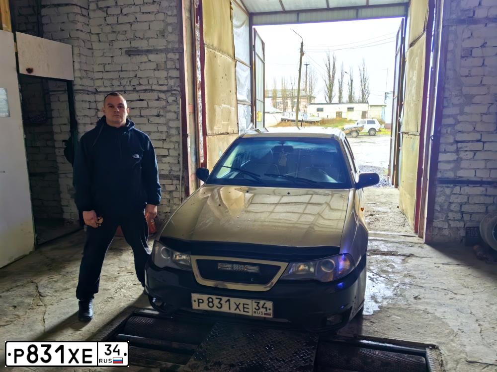 Фото автомобиля DAEWOO NEXIA, 2011 — госномер Р831ХЕ34. Цвет: ПЕСОЧНЫЙ
