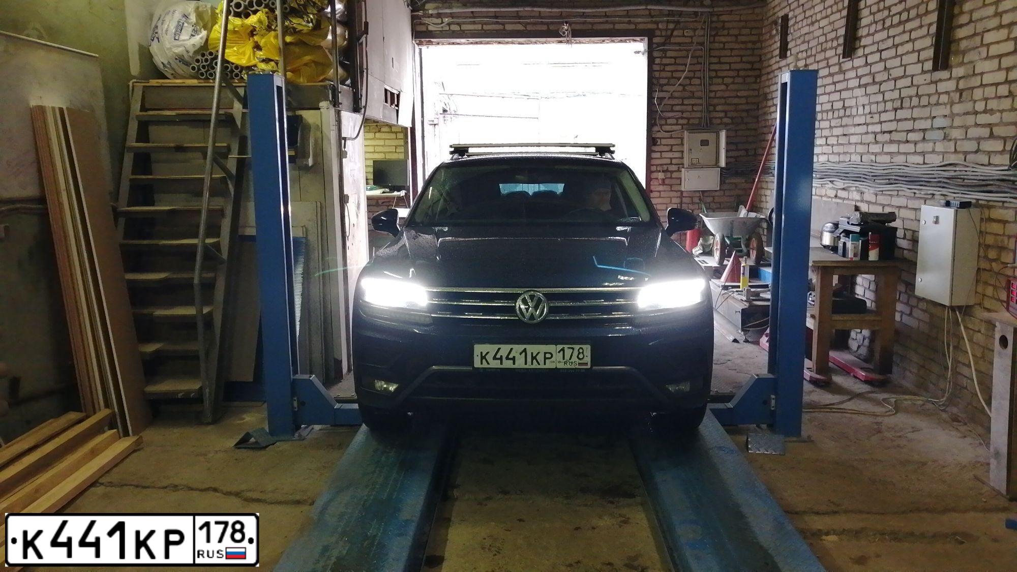 Фото автомобиля VOLKSWAGEN TIGUAN, 2017 — госномер О082НК29. Цвет: ТЕМНО-СИНИЙ