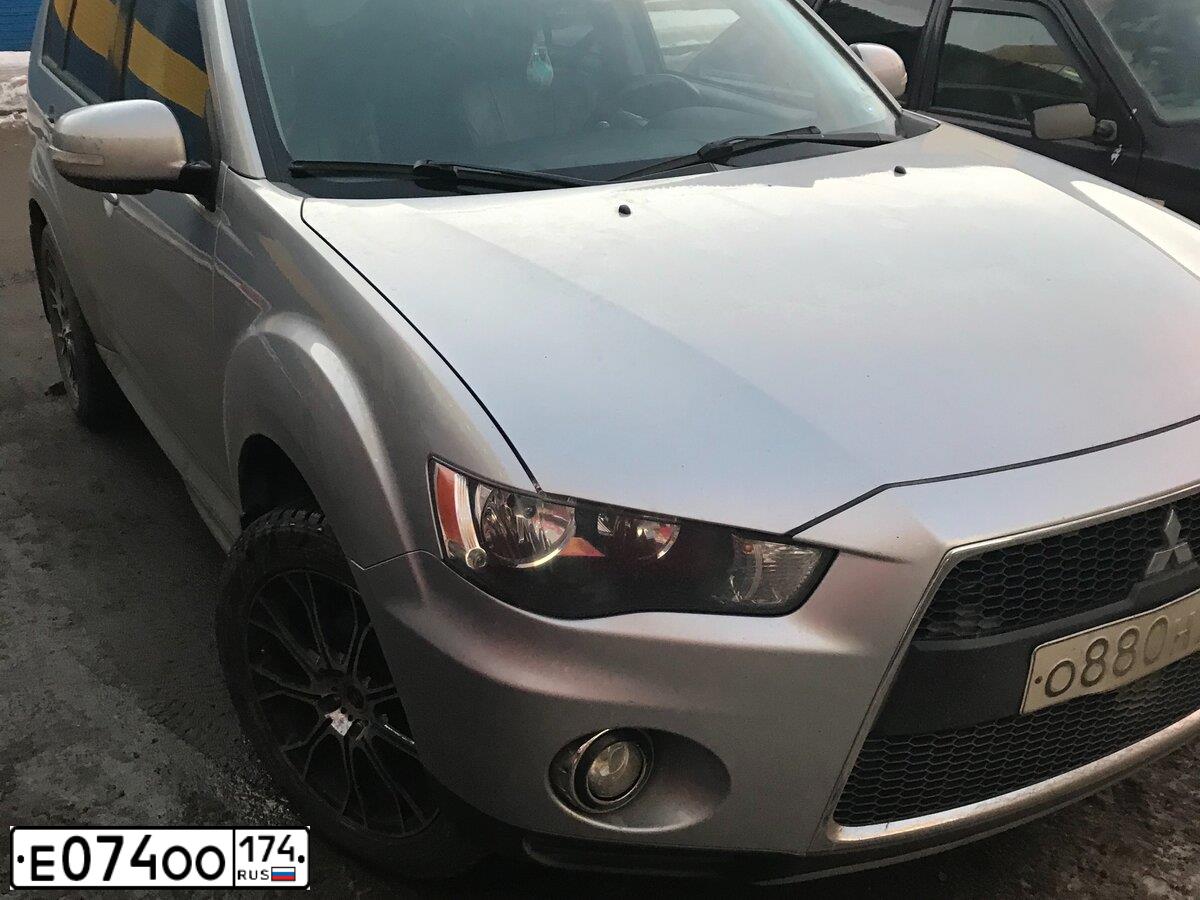 Фото автомобиля MITSUBISHI OUTLANDER, 2011 — госномер Е074ОО174. Цвет: СИНИЙ