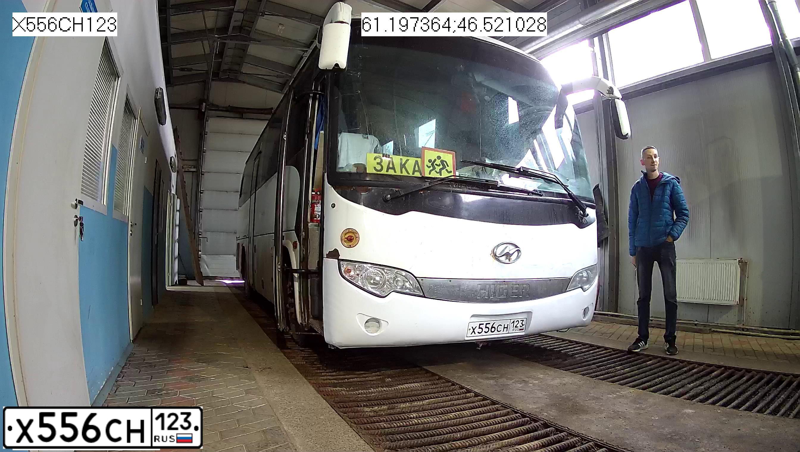 Фото автомобиля HIGER KLQ 6885, 2011 — госномер Х556СН123. Цвет: БЕЛЫЙ
