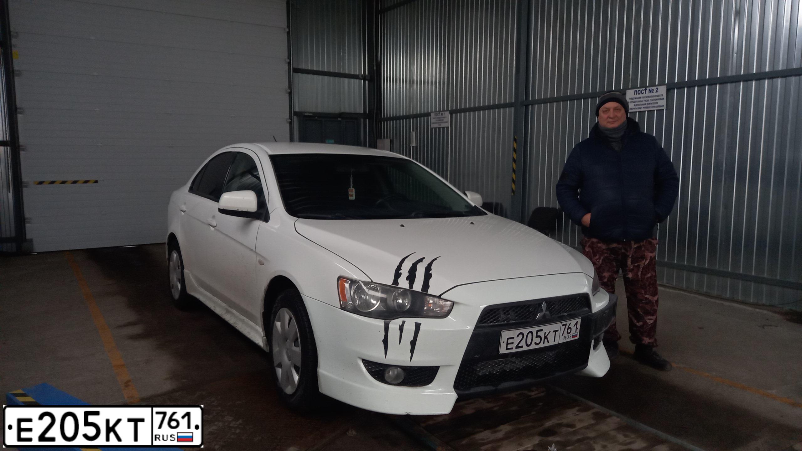 Фото автомобиля MITSUBISHI LANCER, 2007 — госномер Е205КТ761. Цвет: Белый