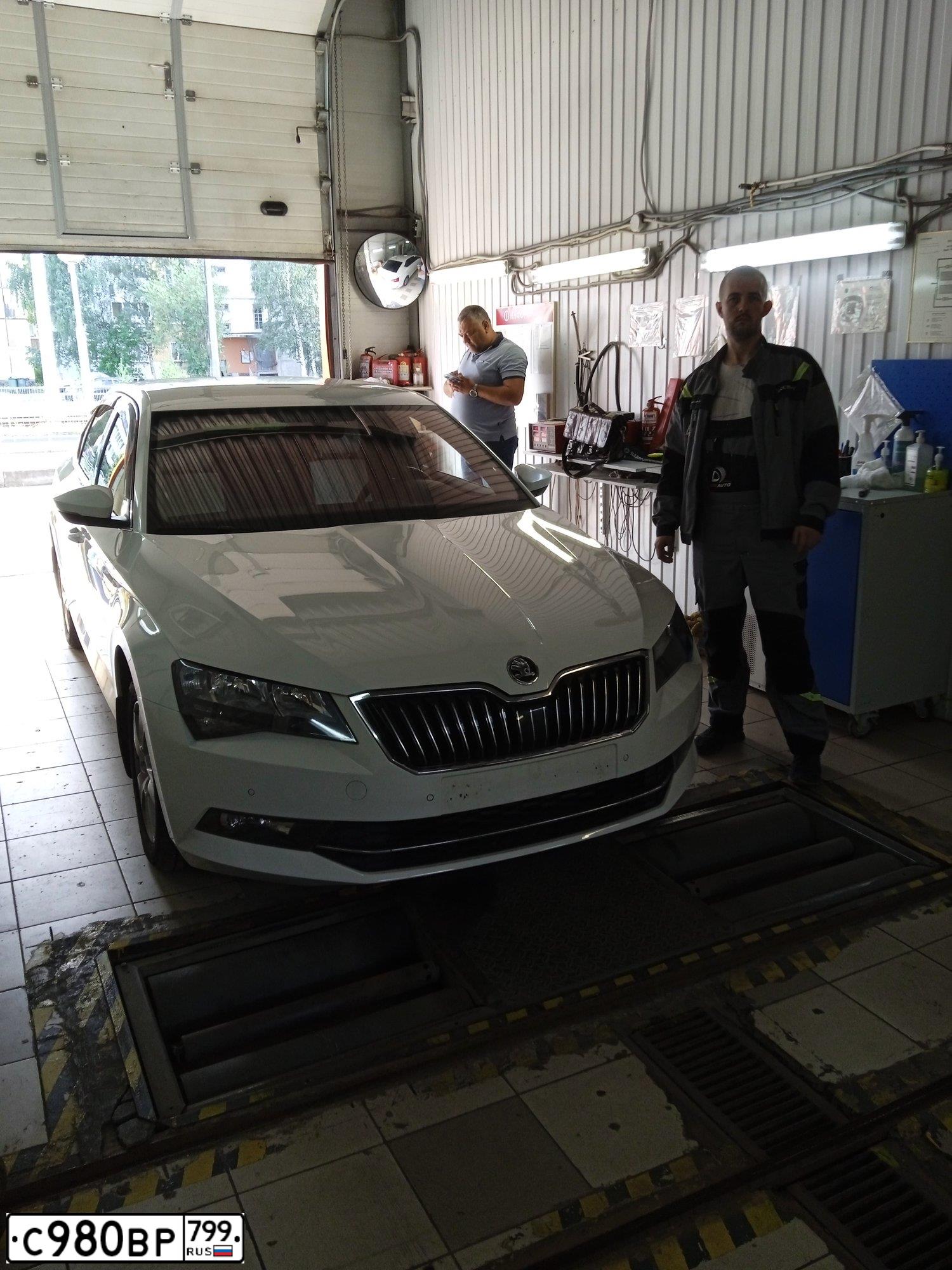 Фото автомобиля SKODA SUPERB, 2018 — госномер С747ВМ198. Цвет: Белый