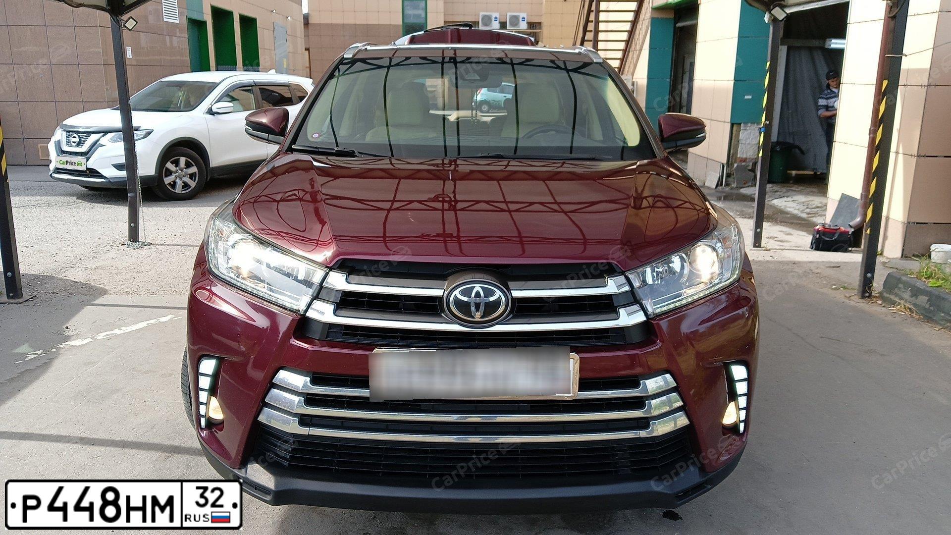 Фото автомобиля TOYOTA HIGHLANDER, 2017 — госномер Е870КА180. Цвет: Красный