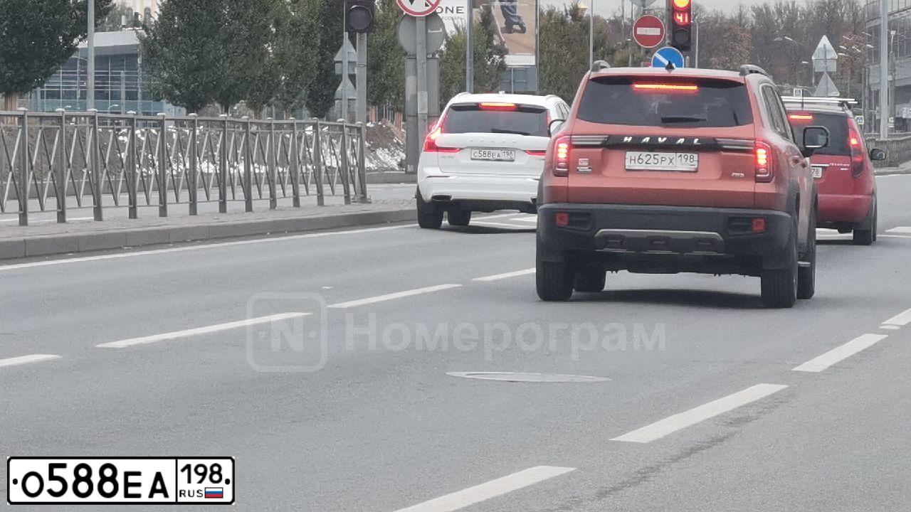 Фото автомобиля HYUNDAI H 1/H 100/STAREX, 2019 — госномер О588ЕА198. Цвет: СЕРЫЙ
