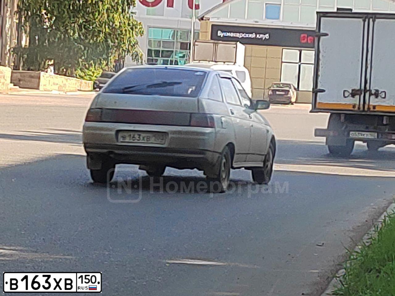 Фото автомобиля VOLKSWAGEN TRANSPORTER, 1982 — госномер В163ХВ150. Цвет: ВИШНЕВЫЙ