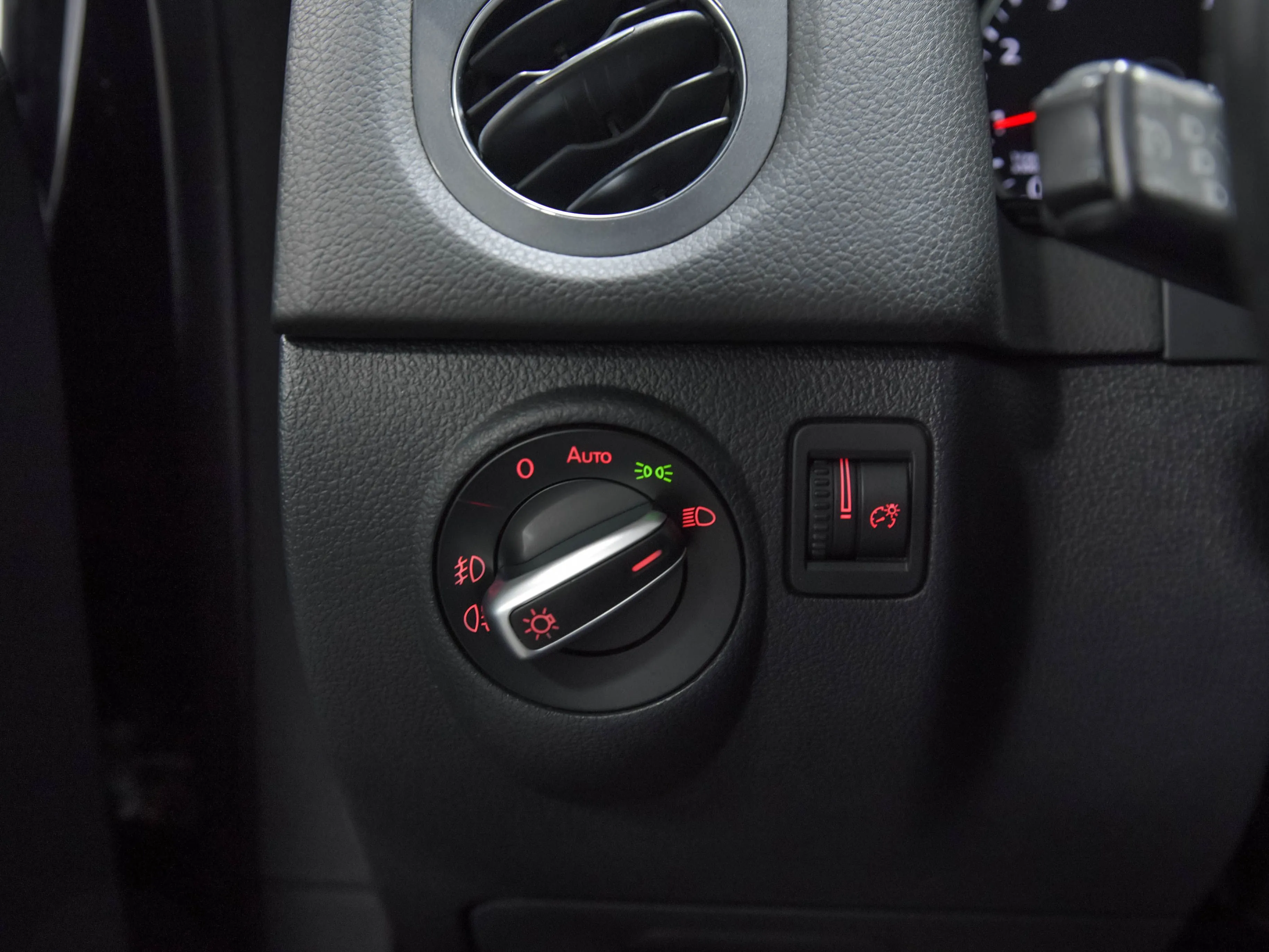 Фото автомобиля VOLKSWAGEN TIGUAN, 2012 — госномер Е181ЕМ51