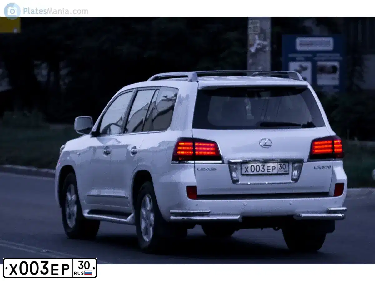 Фото автомобиля LEXUS LX, 2008 — госномер Х003ЕР30. Цвет: ПЕРЛАМУТРОВО-БЕЛЫЙ