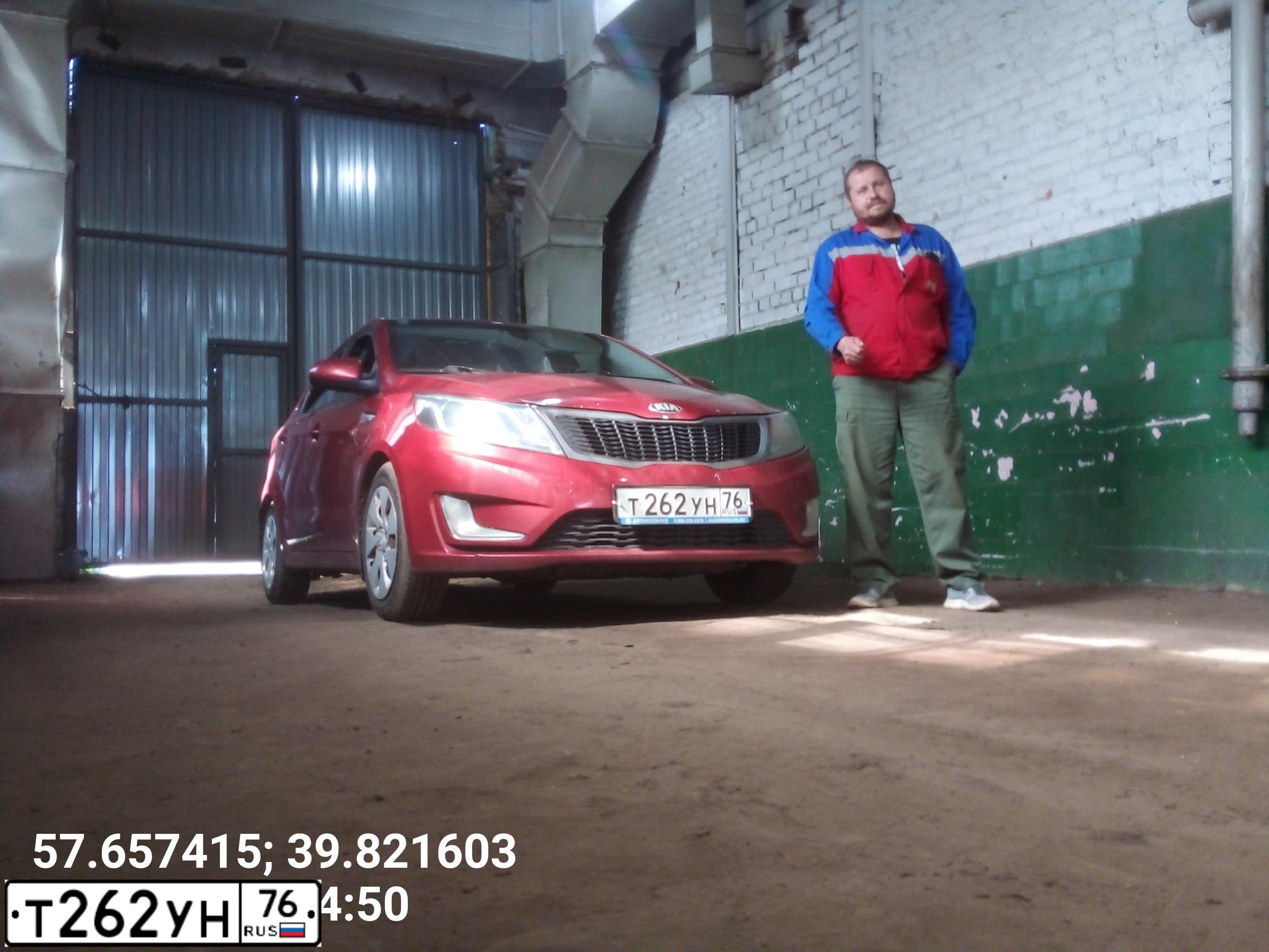 Фото автомобиля KIA RIO, 2014 — госномер Т262УН76. Цвет: Красный