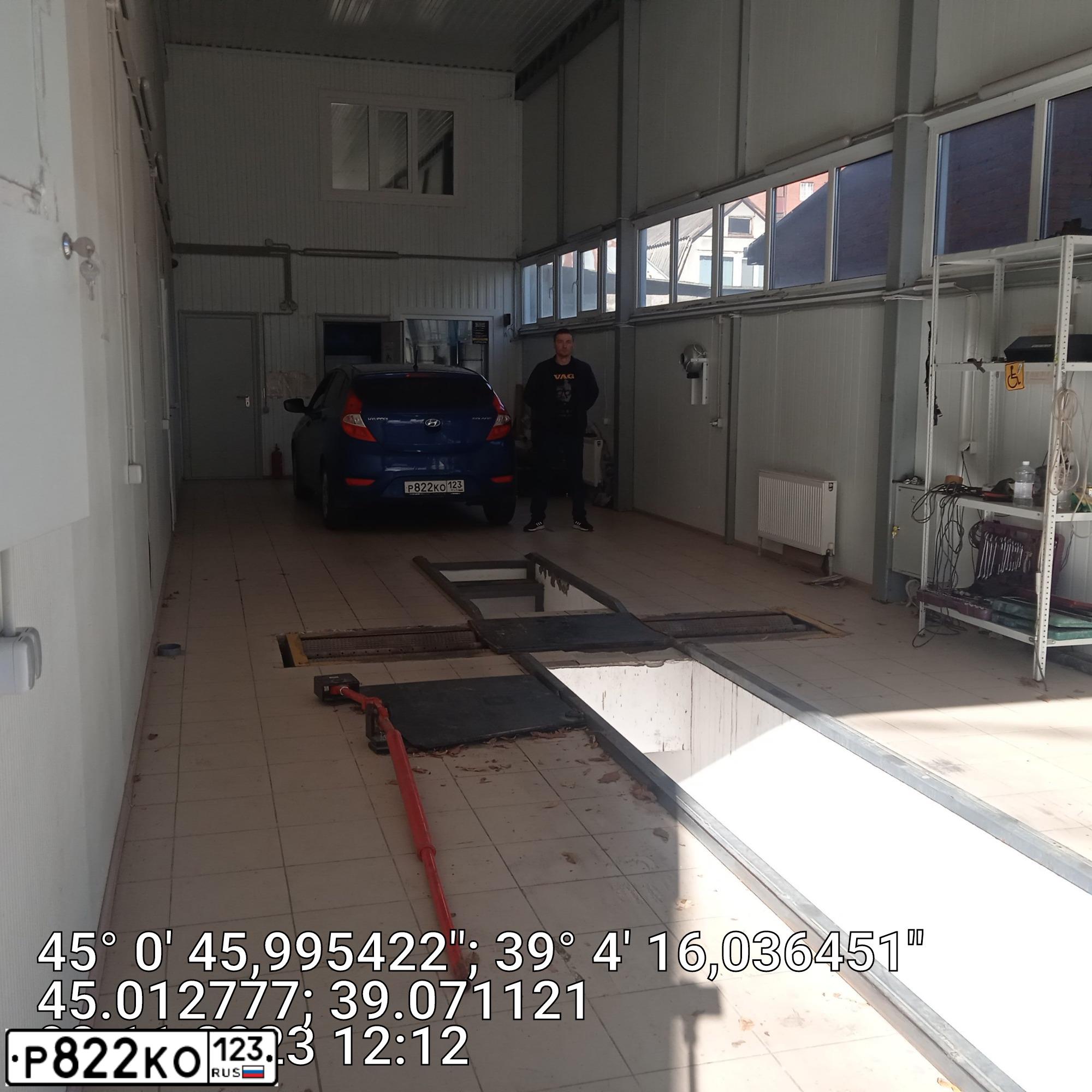 Фото автомобиля HYUNDAI SOLARIS, 2013 — госномер Р822КО123. Цвет: ТЕМНО-СИНИЙ