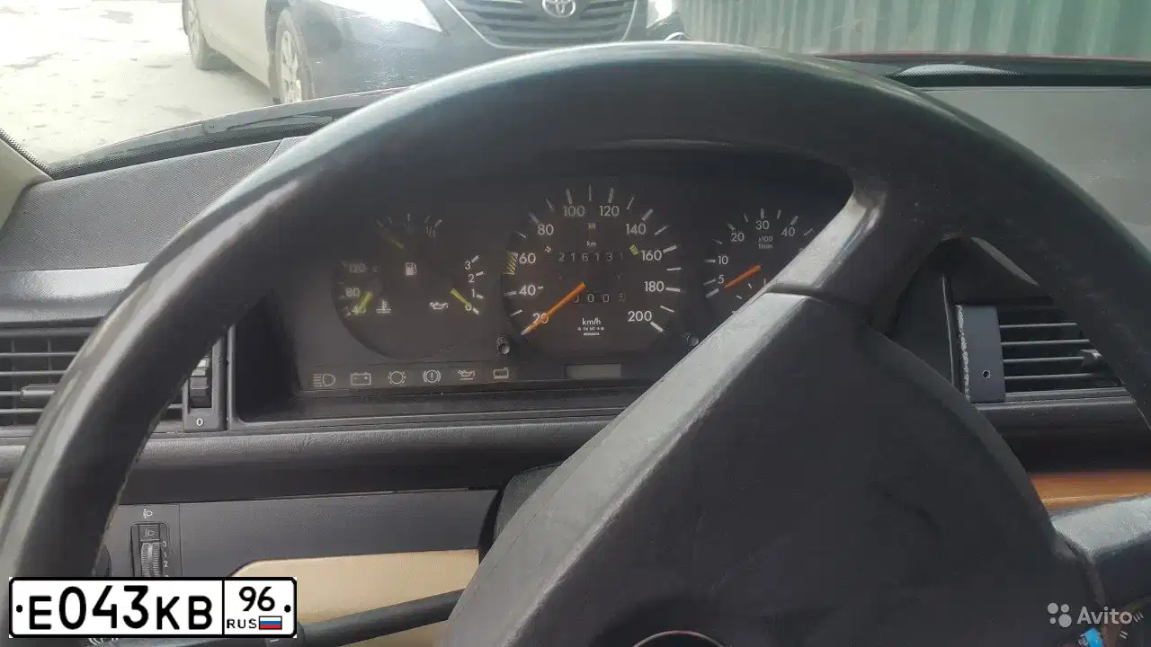 Фото автомобиля MERCEDES E-KLASSE, 1985 — госномер Е043КВ96. Цвет: ТЕМНО-КРАСНЫЙ