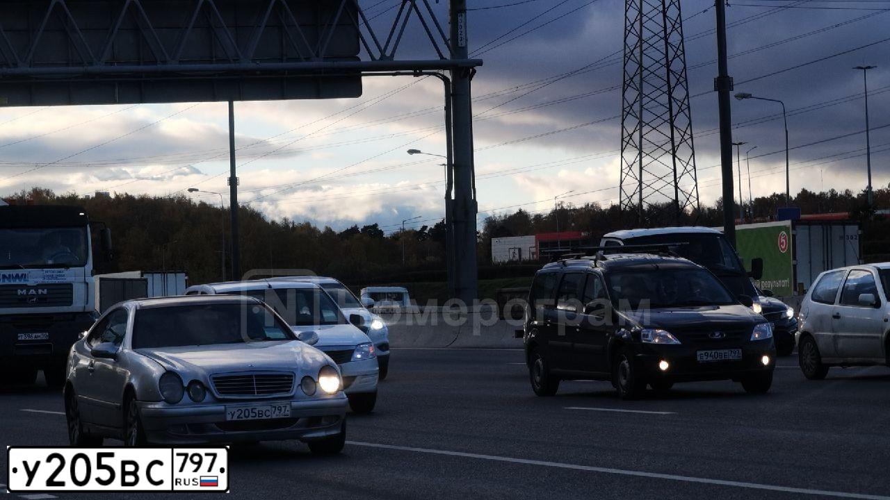 Фото автомобиля MERCEDES CLK-KLASSE, 2000 — госномер К556МВ797. Цвет: Серебристый