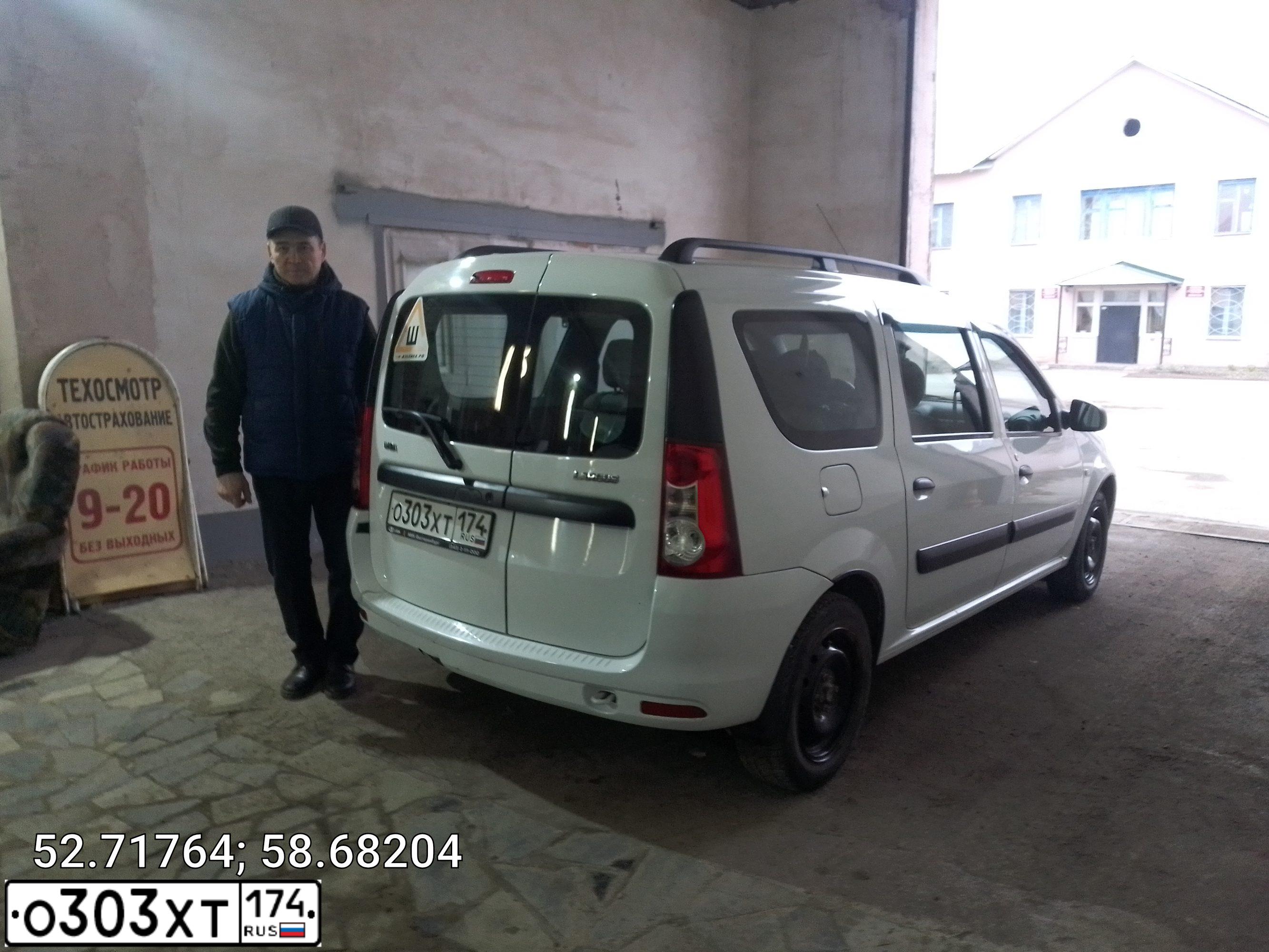 Фото автомобиля LADA LARGUS, 2018 — госномер О303ХТ174. Цвет: БЕЛЫЙ