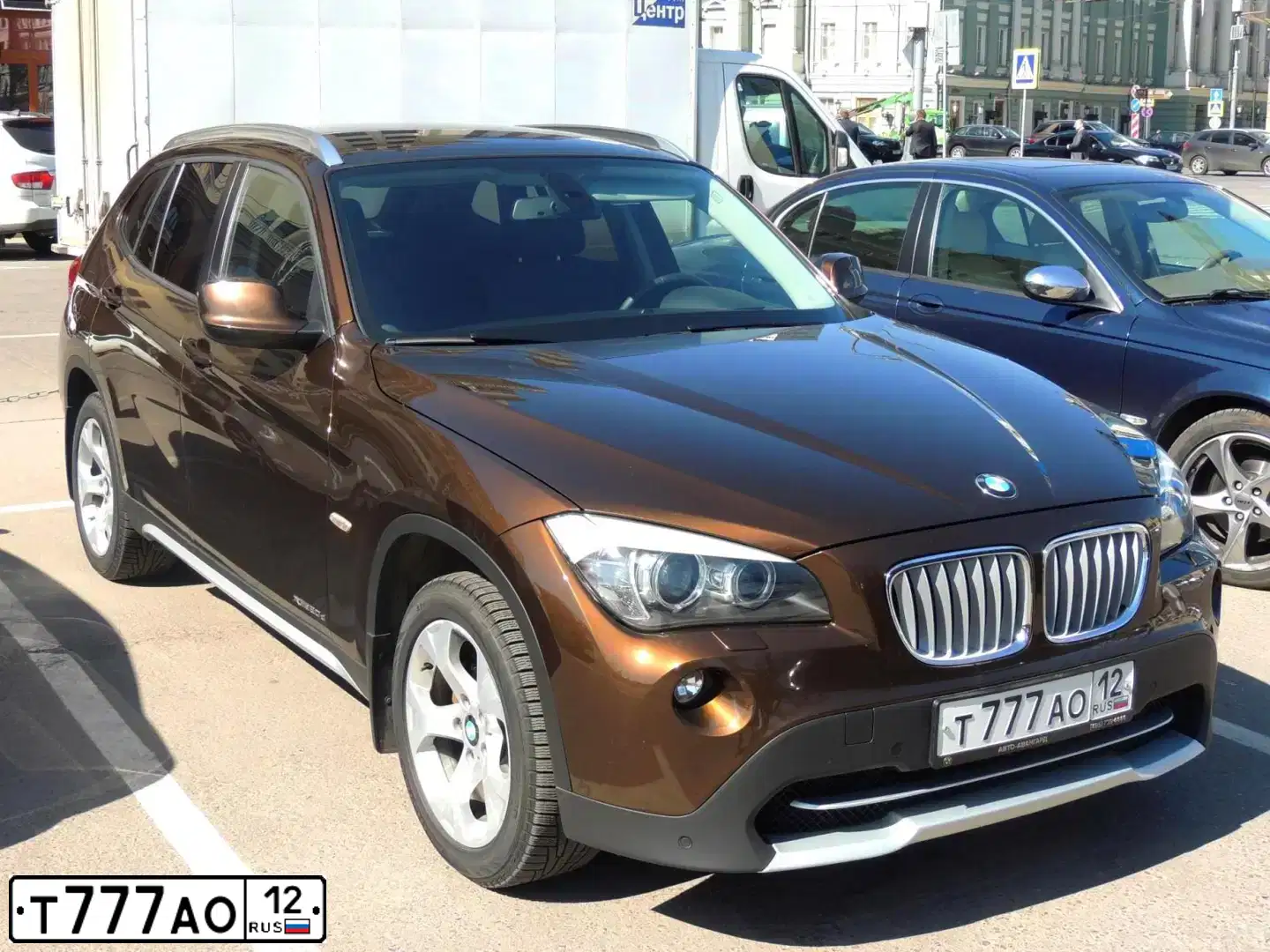 Фото автомобиля BMW X1, 2011 — госномер Е402ХУ716. Цвет: Коричневый