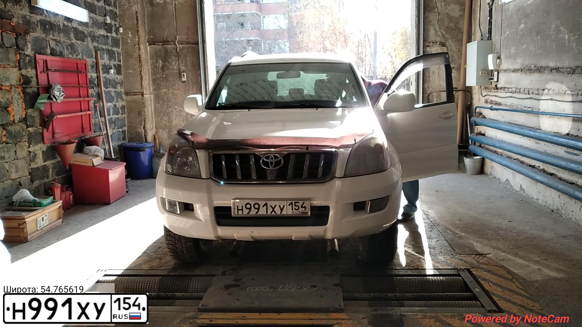Фото автомобиля TOYOTA LANDCRUISER, 2007 — госномер Т220ТТ54. Цвет: Белый