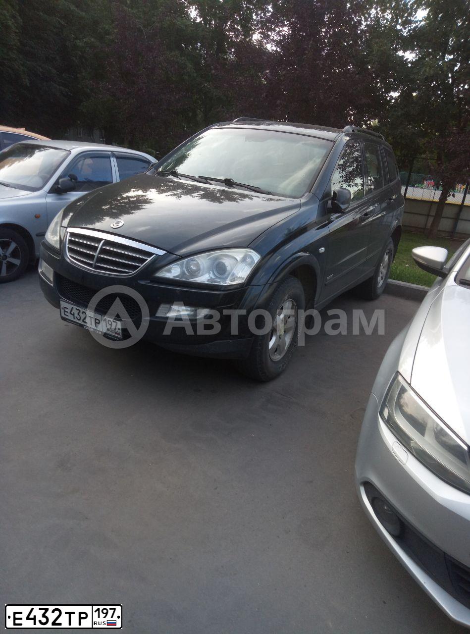 Фото автомобиля SSANGYONG KYRON, 2012 — госномер Е432ТР197. Цвет: ЧЕРНЫЙ