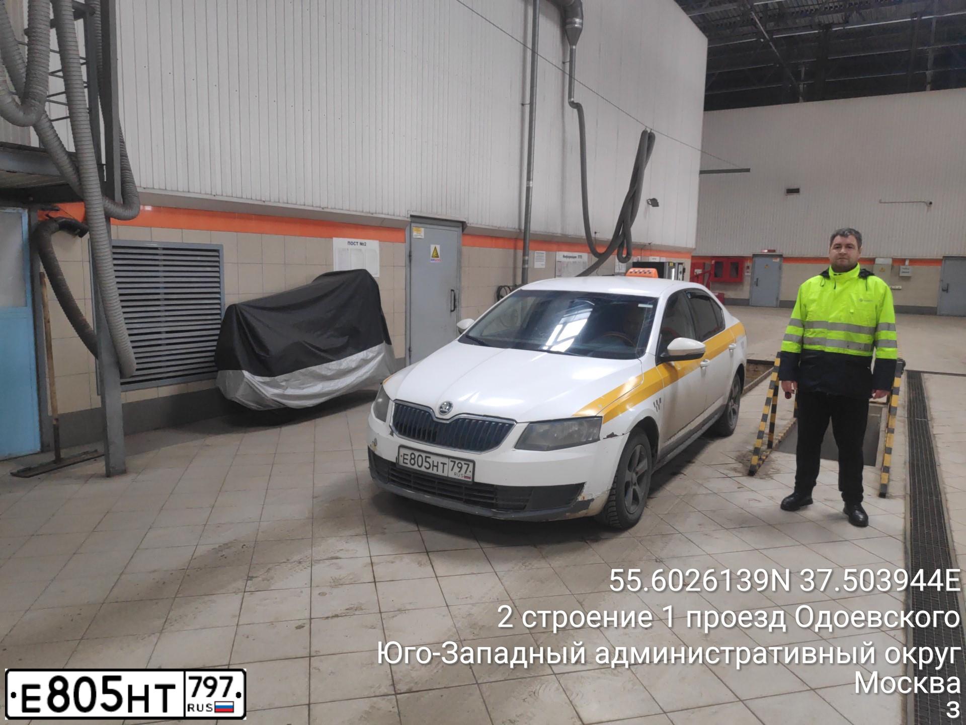 Фото автомобиля SKODA OCTAVIA, 2016 — госномер Е805НТ797. Цвет: БЕЛЫЙ ЖЕЛТЫЙ СЕРЫЙ